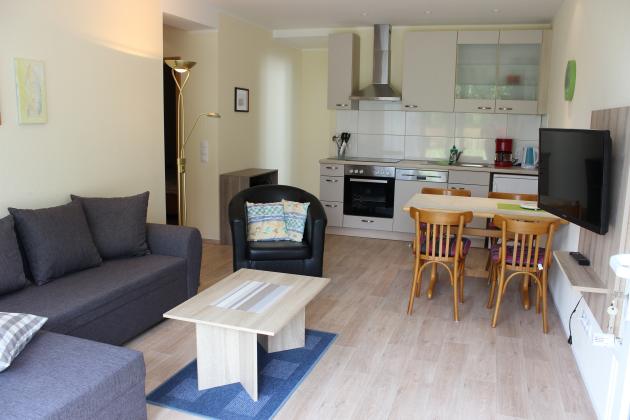 Bungalow Nr. 51 - Wohnraum mit Küche und Essplatz