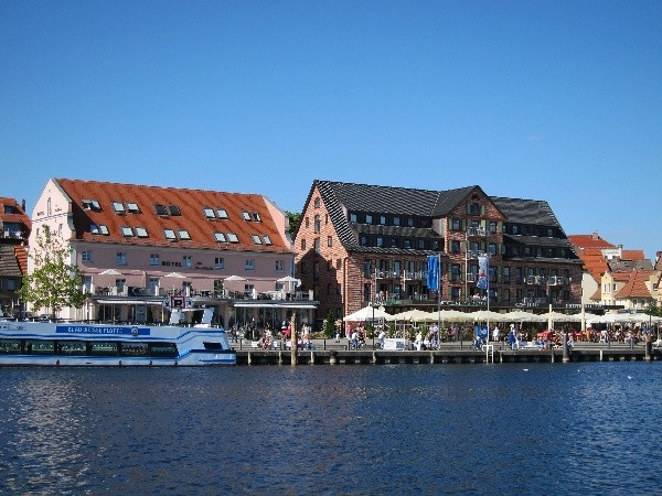 Der Stadthafen liegt an der kleinen Müritz