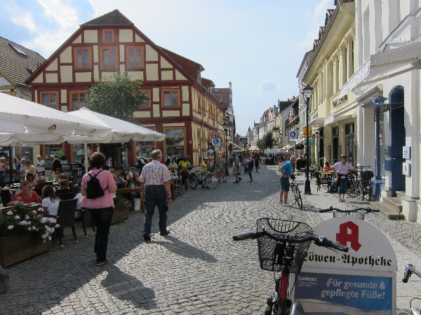 Die Lange Straße ist unbestritten die Hauptgeschäftsstrasse